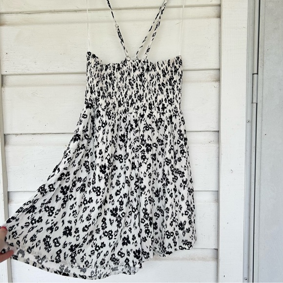 Promesa Floral Keyhole Halter Romper - Picture 10 of 11